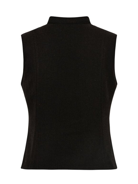 mbym - Pilua-G, Vest