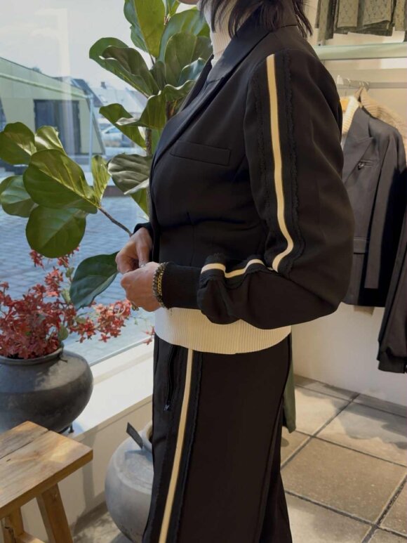 Gossia - MillyGO, Bukser