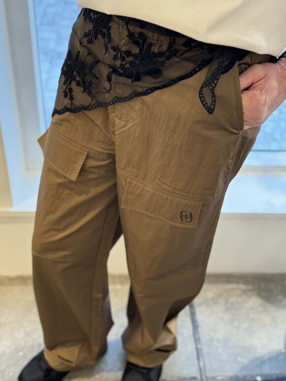 Gossia - MoniGO, Bukser