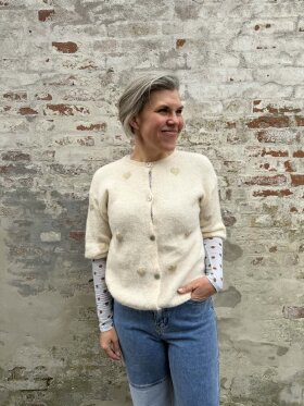 Marta Du Chateau Parisa cardigan i sand – blød strik med hjerter 