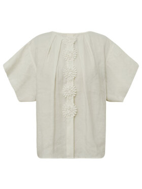 Off white bluse med blomsterdetaljer fra Gossia – BellamyGO 