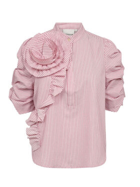 Gossia ZabinaGO Bluse – Lyserød stribet bluse med ruffles og blomsterdetalje Gossia ZabinaGO Bluse – Lyserød stribet bluse med ruffles og blomsterdetalje
