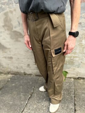 Brune cargo bukser med bælte fra Haute L’Amitié – HL10705 Rabi 