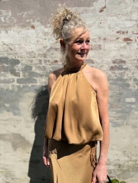 Gylden satin top med halterneck fra Gossia – ValenciaGO 