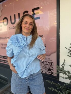 Gossia ZabinaGO blå stribet bluse med ruffles og blomsterdetalje  