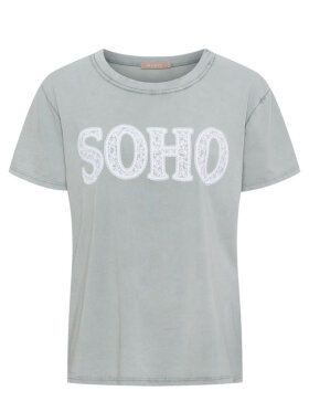 Marta Du Château Fiora Soho støvet grøn bomulds t-shirt med SOHO print Marta Du Château Fiora Soho støvet grøn bomulds t-shirt med SOHO print