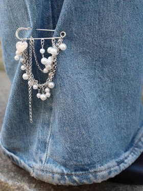 Bystær Madison Broche Sølv – Elegant Broche med Perler og Kæder Bystær Madison Broche Sølv – Elegant Broche med Perler og Kæder
