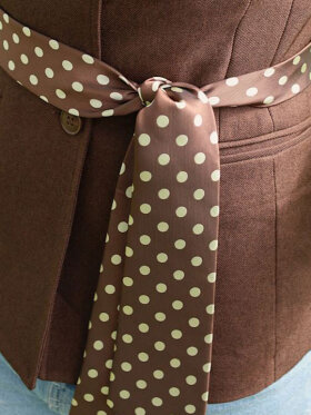 Brunt Slips med Lyse Prikker – Klassisk og Elegant Accessory 