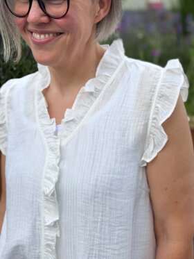 Co'Couture TassyCC Frill Top Hvid med flæsedetaljer | Louise Shop 