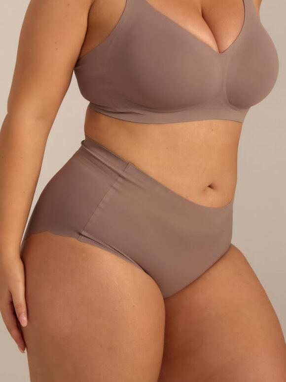 FemiFemme - Invisible High, Maxi
