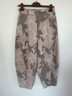 marta-16635-camo-bukser-beige-camouflage