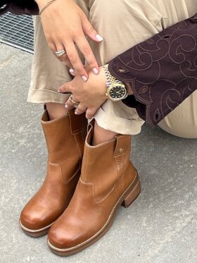 copenhagen-shoes-say-more-stoevle-camel  