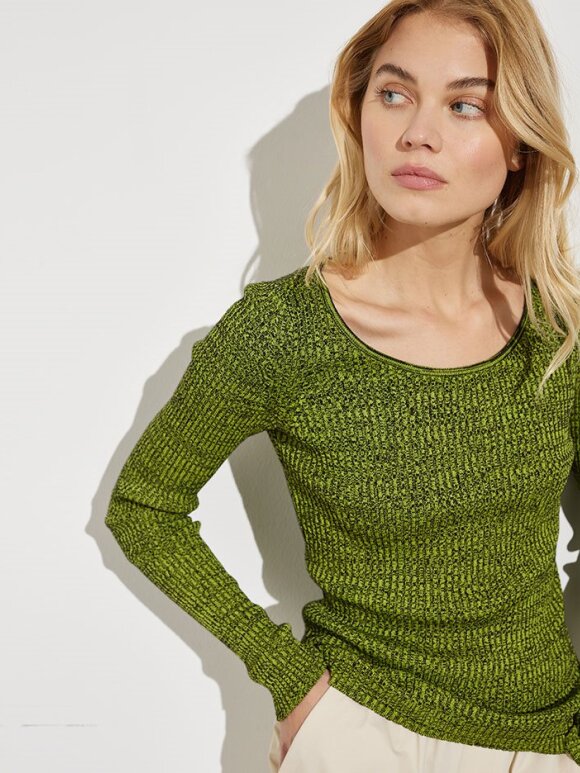 mbym - Trelanan-M, Strik bluse
