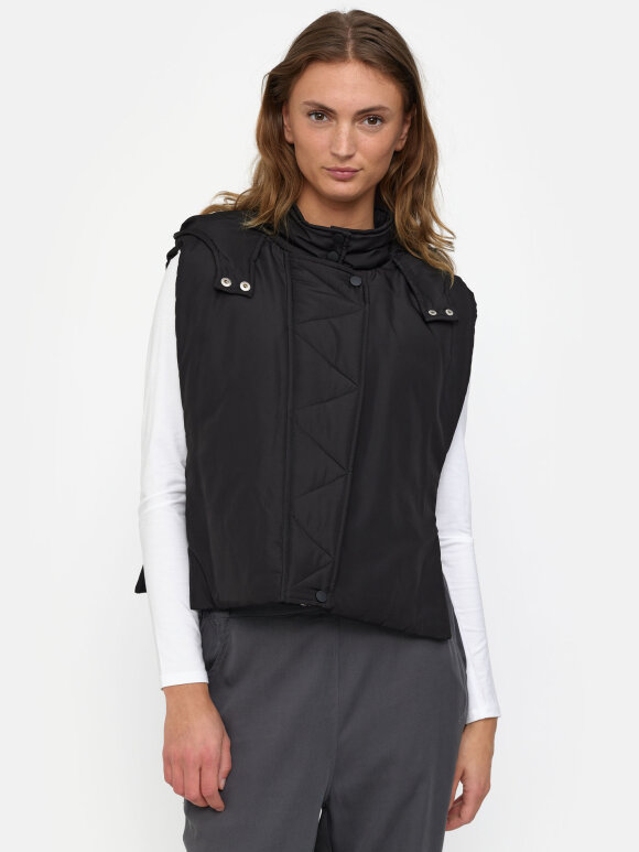 Esmè Studios - ESAlexa, Vest