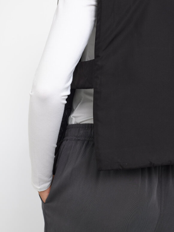 Esmè Studios - ESAlexa, Vest