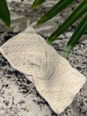 Ha2413 Beige, Pandebånd